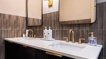 Regadera, amenidades de baño ecológicas, secadora de cabello, toallas