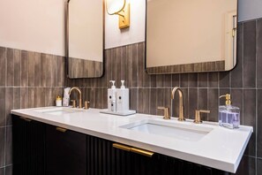 Regadera, amenidades de baño ecológicas, secadora de cabello, toallas