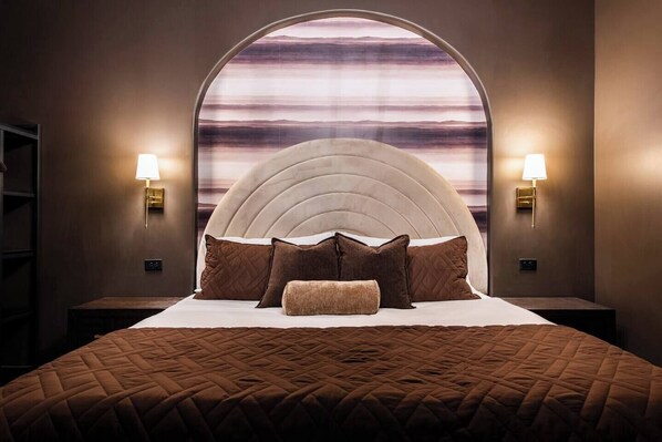 Caja de seguridad en la habitación y tabla de planchar con plancha