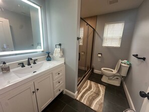 Shower, towels, soap, toilet paper - The Paso Place- Just Minutes From Downtown Spartanburg (Spartanburg)