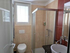 Een haardroger, handdoeken, zeep, toiletpapier