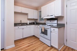 Private kitchen - Charming 2BR for Longer Visits in CLT (Charlotte)