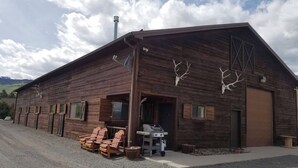 Exterior - Yellowstone Mountain View bunk house in Tom Miner Basin (Emigrant)