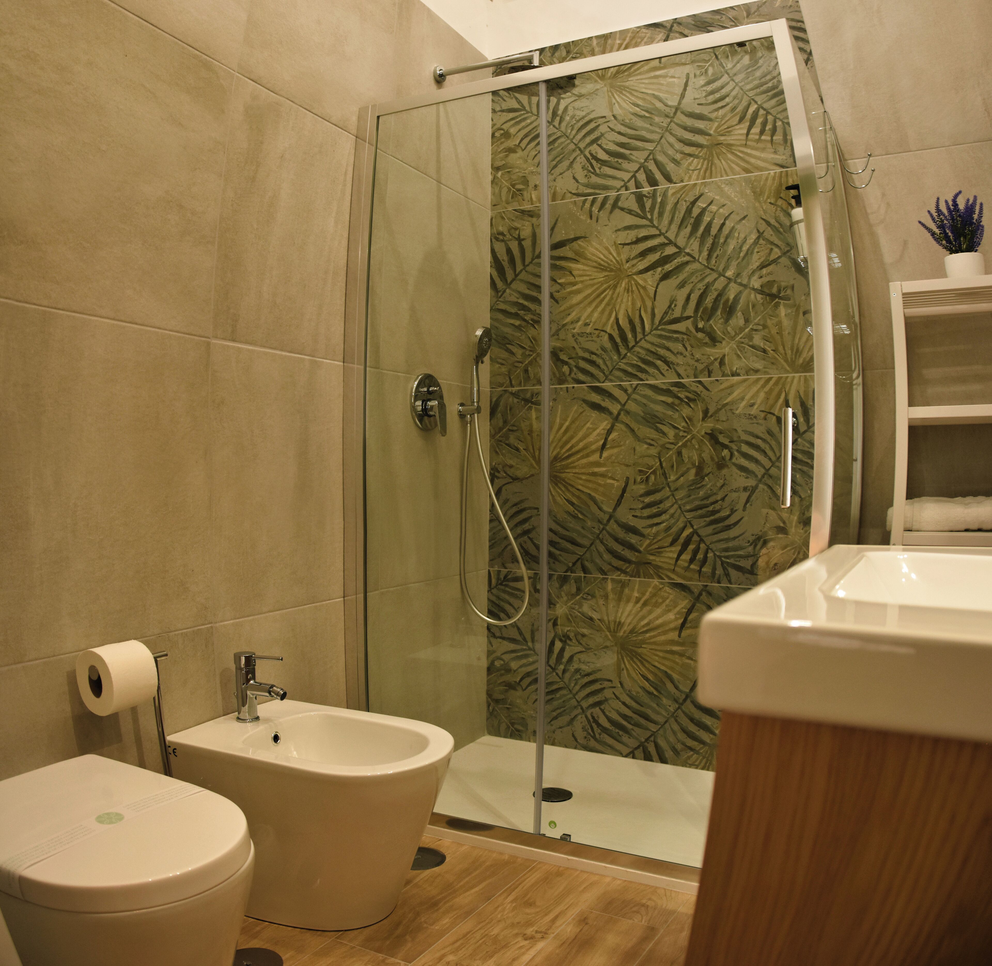 Suite junior, 1 cama de matrimonio con sofá cama, no fumadores, baño privado | Baño | Ducha, secador de pelo, toallas y jabón