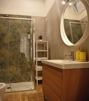 Junior Suite, 1 Queen Bed with Sofa bed, Non Smoking, Private Bathroom | Bathroom | Shower, hair dryer, towels, soap - Centro Storico Rooms (Napoli)