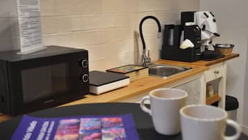 Mini-frigorifero, microonde, piano cottura, macchina per caffè espresso