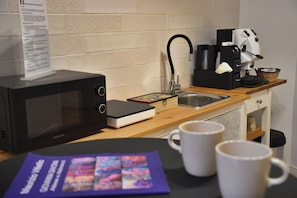 Míní-ísskápur, örbylgjuofn, eldavélarhellur, espressókaffivél