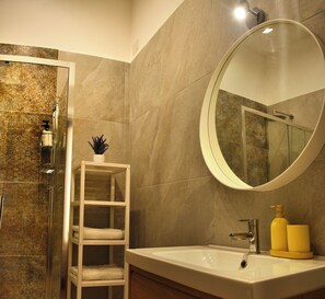 Junior-Suite, 1 Queen-Bett und Schlafsofa, Balkon, Stadtblick | Badezimmer