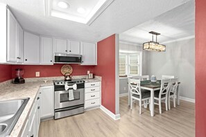 Coffee/tea maker, fridge, microwave, oven - 3 bedroom house in North Myrtle (North Myrtle Beach)