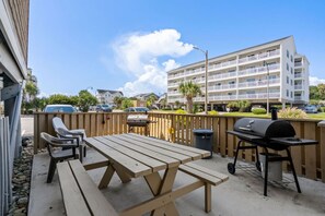 Outdoor dining - Saltwater Serenity 3rd floor 2 bed 2 bath condo (North Myrtle Beach)