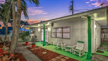 Condo, 1 Katil Ratu (Queen), Patio, Pool View (Tucked Away in the Sand) | Pemandangan dari bilik