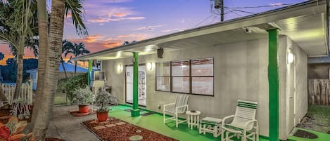 Condo, 1 grand lit, patio, vue sur la piscine (Tucked Away in the Sand) | Vue de la chambre