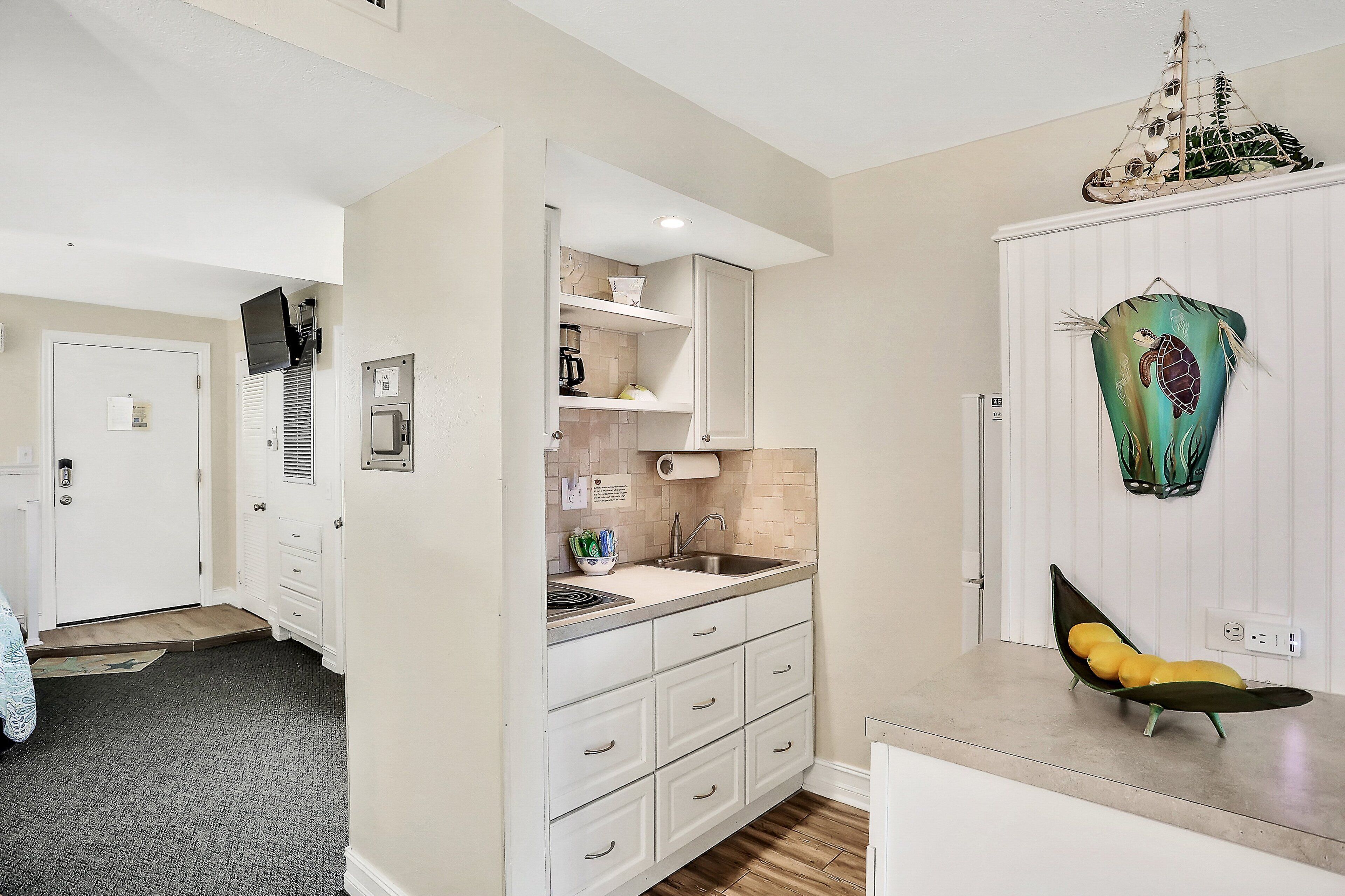 Condo, 1 giường cỡ queen, sân hiên, quang cảnh hồ bơi (Tucked Away in the Sand) | Bếp riêng | Tủ lạnh, lò vi sóng, bếp nấu, dụng cụ nấu nướng/bát dĩa/dao nĩa 