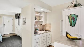 Condo, 1 Katil Ratu (Queen), Patio, Pool View (Tucked Away in the Sand) | Dapur peribadi | Peti sejuk, ketuhar gelombang mikro, dapur