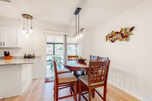 独立别墅, 多张床, 露台, 花园景观 (Cozy Palm Bay Get Away) | 用餐