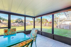 Hus, flere senger, terrasse, hageutsikt (Cozy Palm Bay Get Away) | Utsikt fra rommet