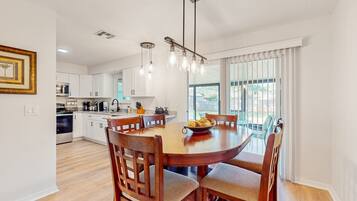 House, Berbilang Katil, Patio, Garden View (Cozy Palm Bay Get Away) | Tempat makan