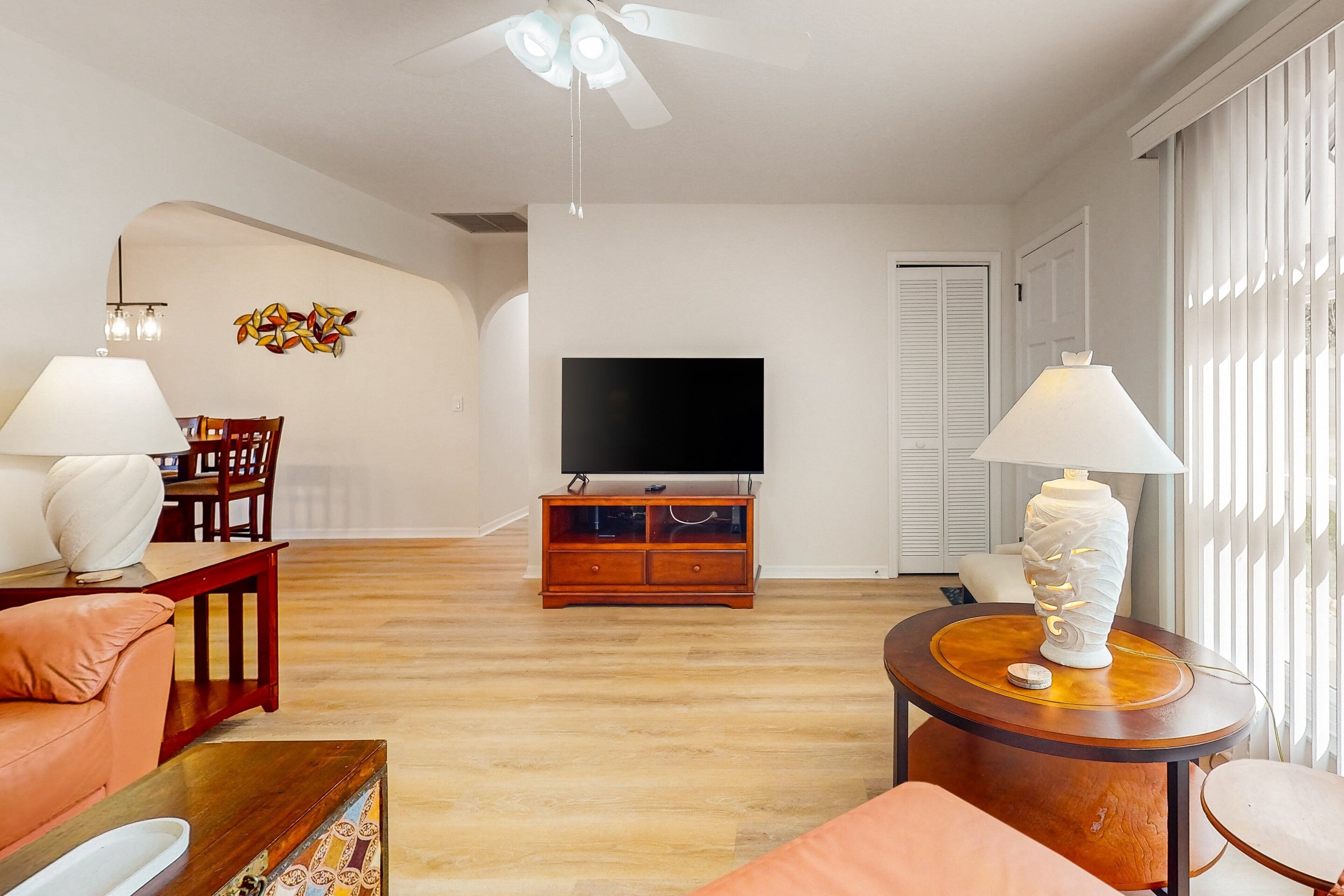 Casa, varias camas, patio, vista al jardín (Cozy Palm Bay Get Away) | Área de sala de estar