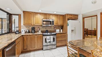 House, Berbilang Katil, Pool Access, Garden View (St Christopher's Retreat) | Dapur peribadi | Meja makan