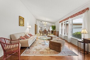 Nhà, nhiều giường, có thể sử dụng hồ bơi, quang cảnh vườn (St Christopher's Retreat) | Khu phòng khách