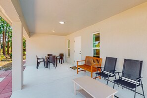 Outdoor dining - Tropical Haven Retreat (Palm Bay)