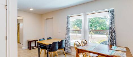 Maison, plusieurs lits, patio, vue jardin (Tropical Haven Retreat) | Restauration