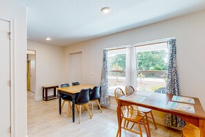 하우스, 침대(여러 개), 파티오, 정원 전망 (Tropical Haven Retreat) | 다이닝