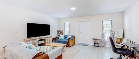 Casa, varias camas, patio, vista al jardín (Tropical Haven Retreat) | Área de sala de estar