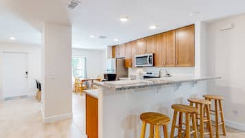 House, Multiple Beds, Patio, Garden View (Tropical Haven Retreat) | Dining