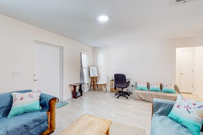 Nhà, nhiều giường, sân hiên, quang cảnh vườn (Tropical Haven Retreat) | Khu phòng khách