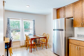 Nhà, nhiều giường, sân hiên, quang cảnh vườn (Tropical Haven Retreat) | Khu ăn uống