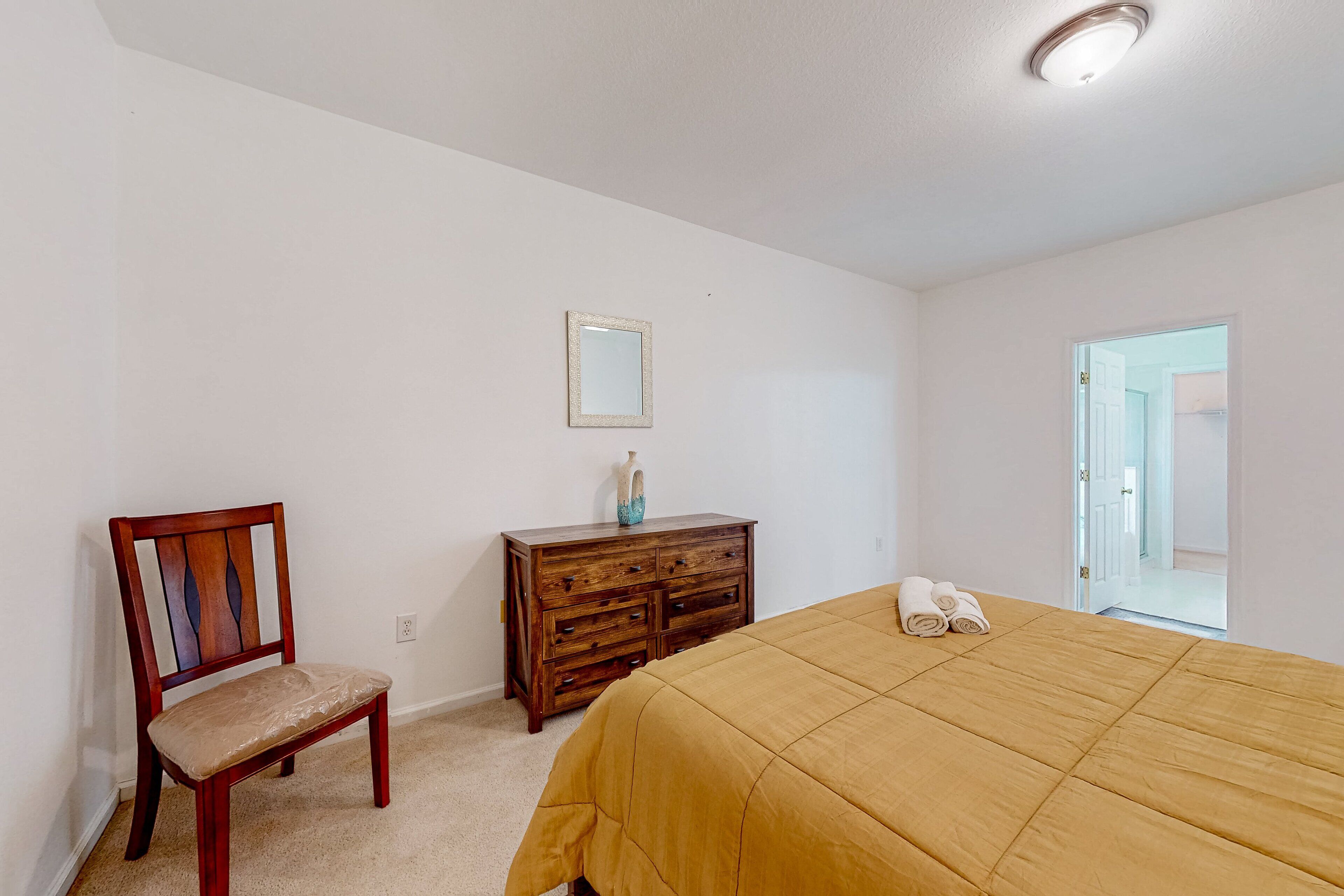 3 bedrooms, individually decorated, individually furnished, bed sheets