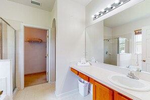 Ferienhaus, Mehrere Betten, Terrasse, Gartenblick (Palm Bay Cove) | Badezimmer | Kostenlose Toilettenartikel, Handtücher, Toilettenpapier