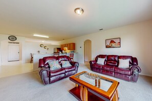 Talo, useita sänkyjä, patio, näköala puutarhaan (Palm Bay Cove) | Oleskelualue