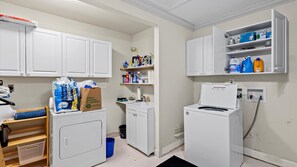 Talo, useita sänkyjä, pääsy uima-altaalle (Lakehouse Sunsets) | Sisätilat