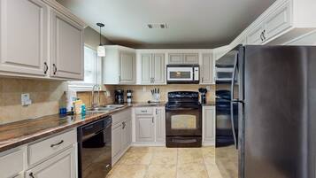 Rumah, Beberapa Tempat Tidur, balkon, pemandangan kebun (Paradise Dream Vacations #2) | Dapur pribadi | Meja makan