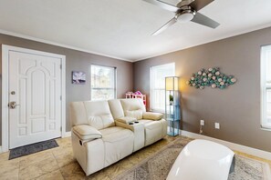 Hus, flere senger, balkong, hageutsikt (Paradise Dream Vacations #2) | Oppholdsområde