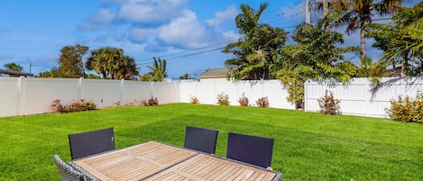 ハウス ベッド (複数台) バルコニー ガーデンビュー (Paradise Dream Vacations #2) | 屋外ダイニングエリア