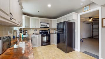 House, Berbilang Katil, Balcony, Garden View (Paradise Dream Vacations #2) | Dapur peribadi | Meja makan