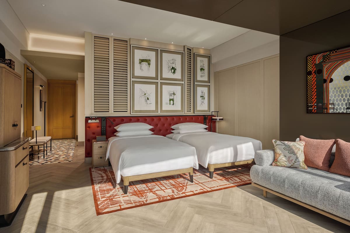 Minibar amb articles gratuïts i caixa forta a l'habitació