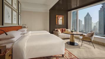 Kamer, 2 eenpersoonsbedden, uitzicht op de stad, hoek | Een minibar met enkele gratis items, een kluis op de kamer, gratis wifi