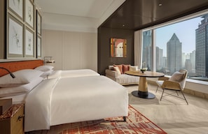 Chambre, 2 lits une place, vue ville, en angle | Mini-bar avec articles gratuits, coffres-forts dans les chambres