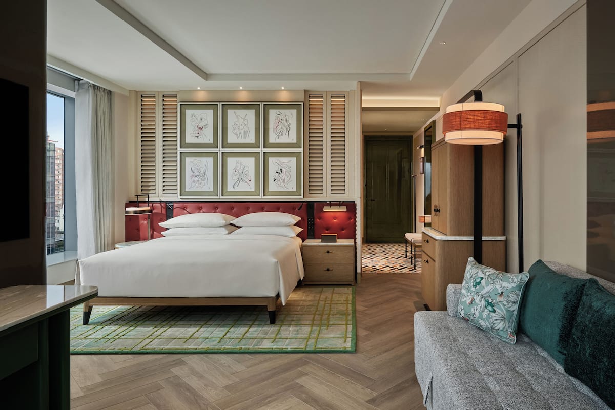 Minibar amb articles gratuïts i caixa forta a l'habitació