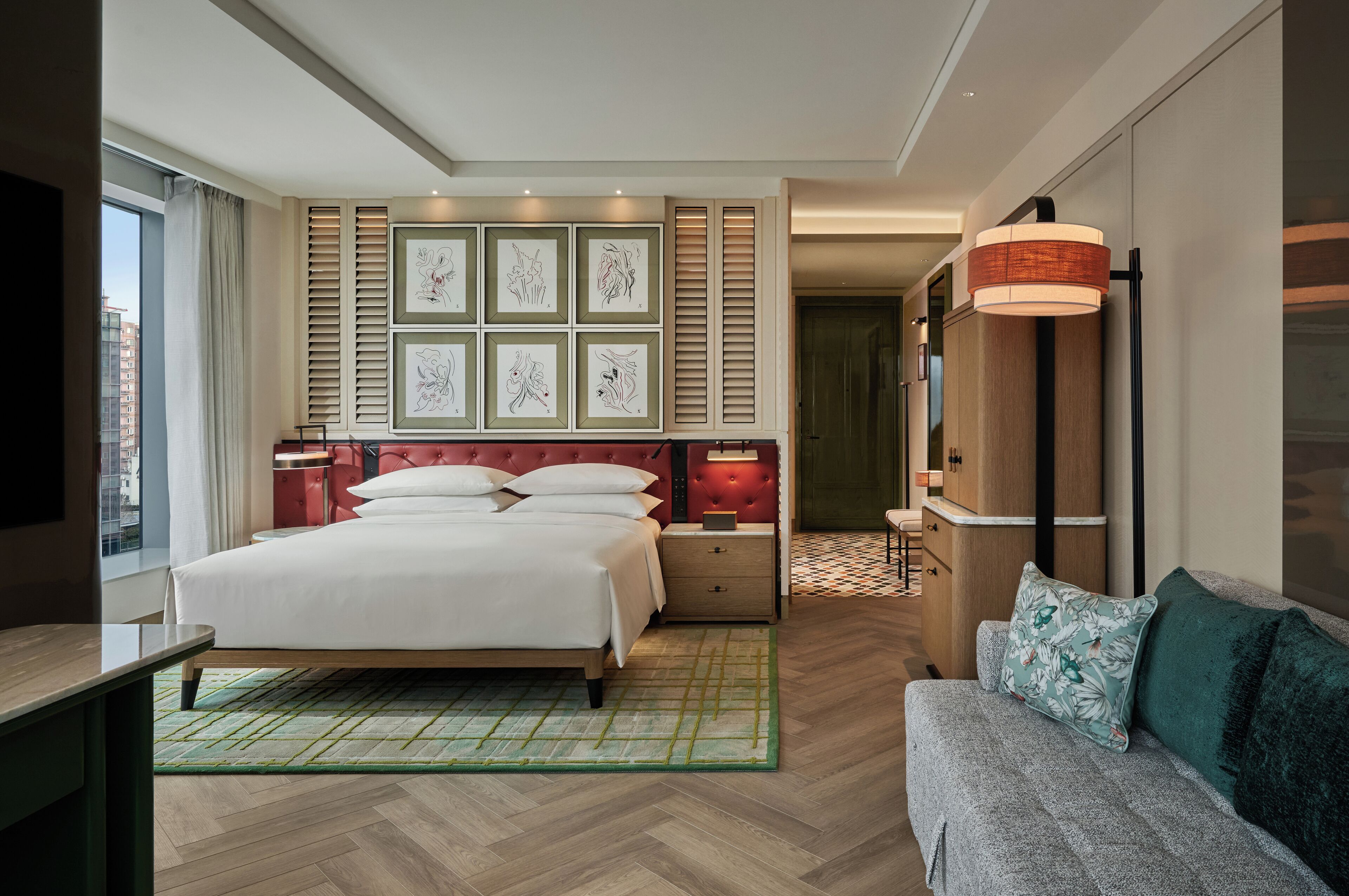 Huone, 1 suuri parisänky, kaupunkinäköala, kulmassa | Minibaari (osa tuotteista ilmaisia), tallelokero huoneessa