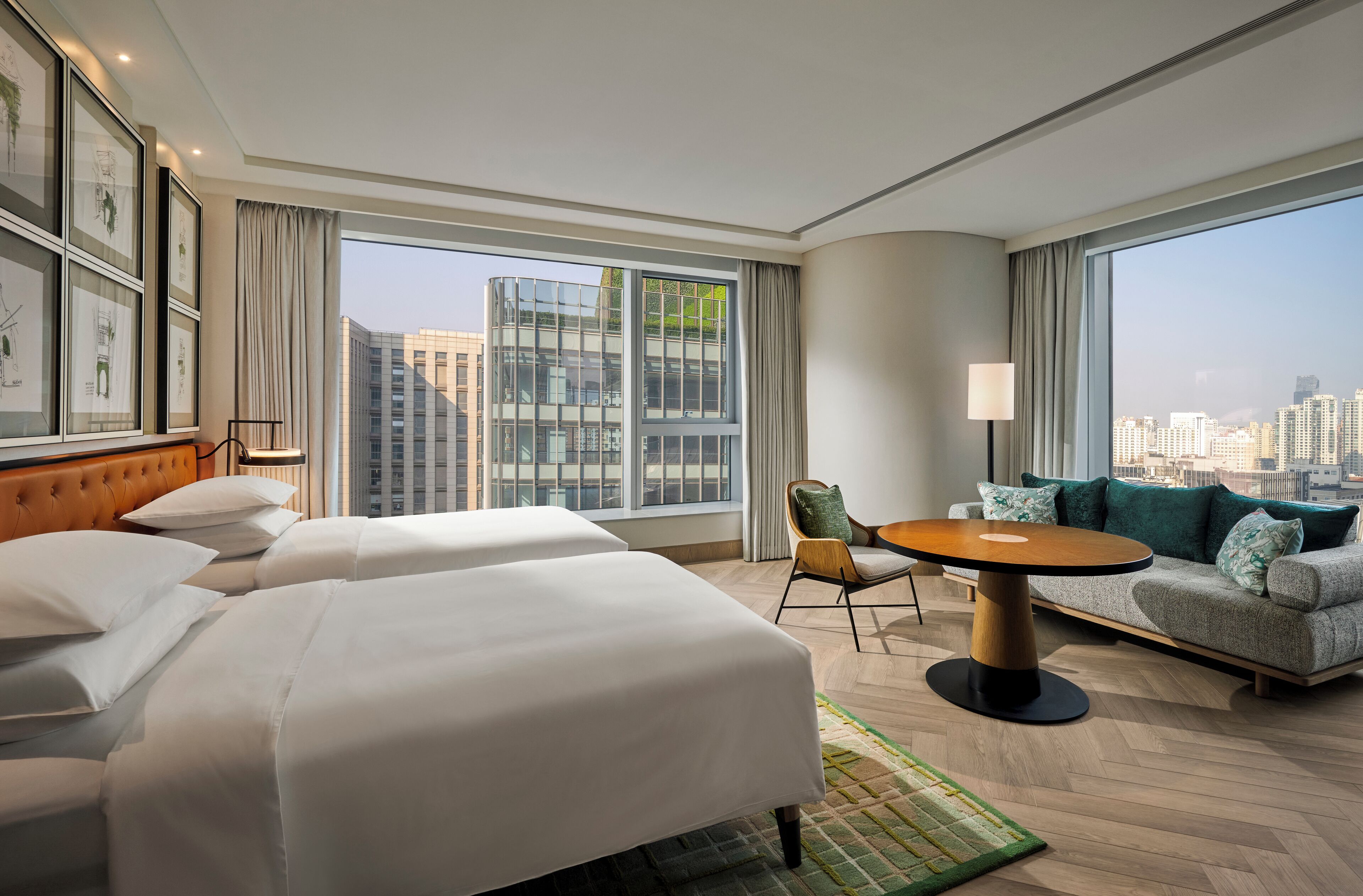 Huone, 2 yhden hengen sänkyä, kaupunkinäköala, kulmassa | Minibaari (osa tuotteista ilmaisia), tallelokero huoneessa