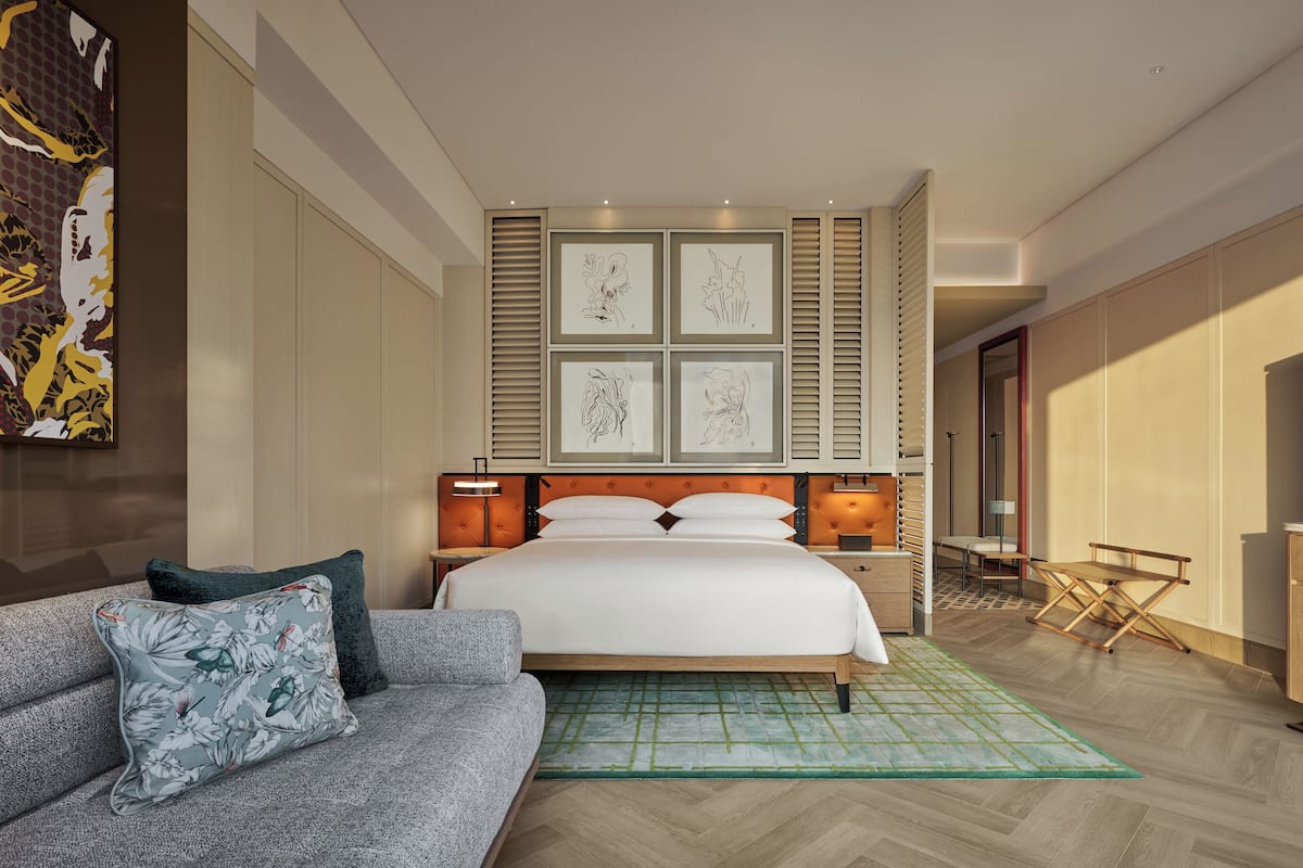 Minibar amb articles gratuïts i caixa forta a l'habitació