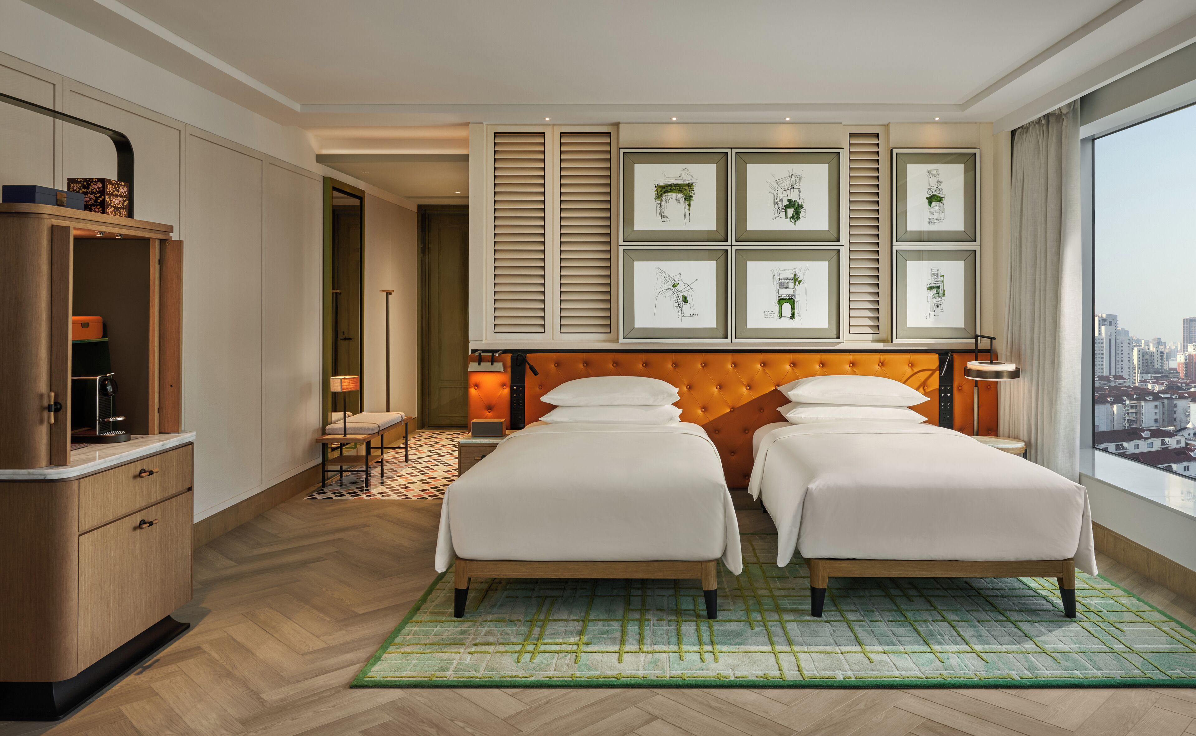 Habitació, 2 llits individuals, vistes a la ciutat, cantonada | Minibar amb articles gratuïts i caixa forta a l'habitació 