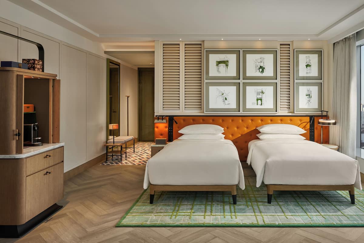 Habitació, 2 llits individuals, vistes a la ciutat, cantonada | Minibar amb articles gratuïts i caixa forta a l'habitació