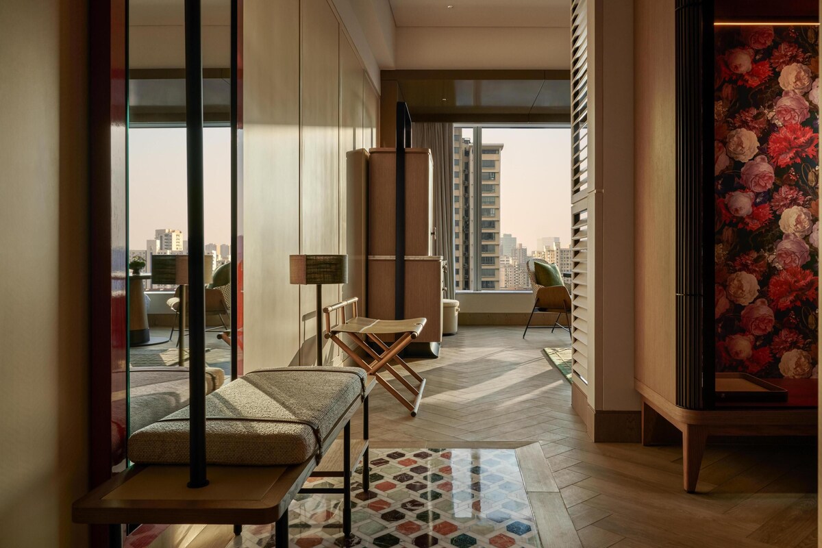 Deluxe Room, 1 King Bed (High Floor) | Minibar (some free items), in-room safe, WiFi (free), bed sheets