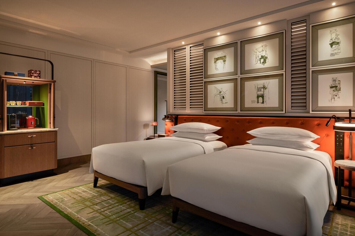 Room, 2 Twin Beds, City View, Corner | Minibar (some free items), in-room safe, WiFi (free), bed sheets